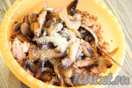 Далее добавить соль и специи. Вот тут-то нам и пригодится грибная приправа.