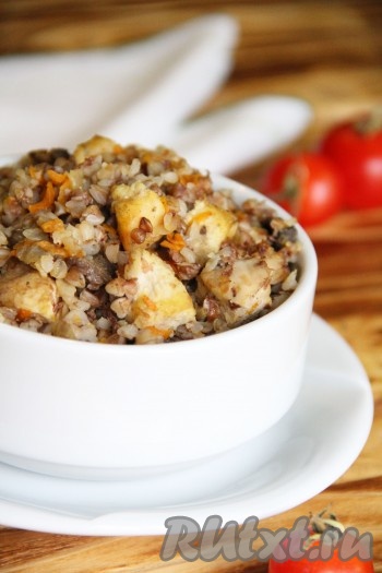 Пока готовилась гречка с куриной грудкой в духовке, у меня было время на то, чтобы приготовить салатик и лёгкую нарезку. Вот так за час можно приготовить основное блюдо, да ещё и дополнения к нему.
