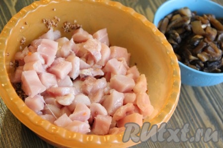 Добавить в гречку кусочки мяса.