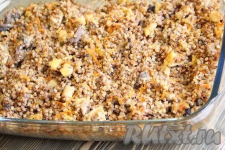 Готовить лучше без верхнего нагрева. Я ничем не прикрывала форму. Гречка получилась рассыпчатой, ароматной и очень вкусной. По желанию во время пассировки овощей можно добавить томатную пасту или мелко нарезанный помидор. Это придаст блюду небольшую кислинку. Готовое блюдо хорошо перемешать в форме и подать к столу в горячем виде.