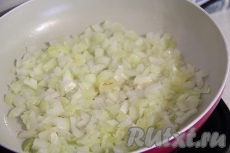 В сковороду налить чуток растительного масла и поставить на огонь. Добавить в сковороду лук и обжарить, иногда перемешивая, до золотистого цвета.