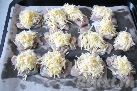 Любой твердый сыр, у меня "Российский", натереть на терке. Посыпать тертым сыром кусочки филе с грибами и сметаной.
