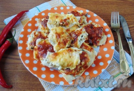 Нежное, сочное куриное филе, запеченное с грибами и сыром, готово. Выкладываем на тарелку и подаем на обед или ужин.
