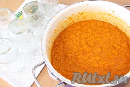 Банки под икру предварительно вымыть и простерилизовать.&nbsp;
