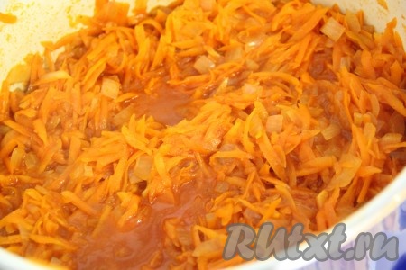 Всё тщательно перемешать. Тушить овощную массу на медленном огне 30 минут. Периодически перемешивать.