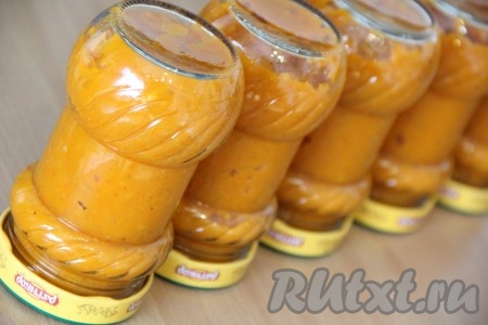  Закрыть банки крышками и перевернуть кверху дном. Укутать баночки в плед и оставить до полного остывания. Из этого количества продуктов у меня получилось 5 банок объёмом 300 мл.