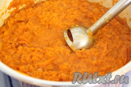 Затем снять кастрюлю с огня и с помощью погружного блендера пробить овощную массу в пюре. Я люблю икру с крупинками, поэтому не старалась довести икру до слишком гладкого состояния. Пюрируйте массу аккуратно, всё-таки она очень горячая!
