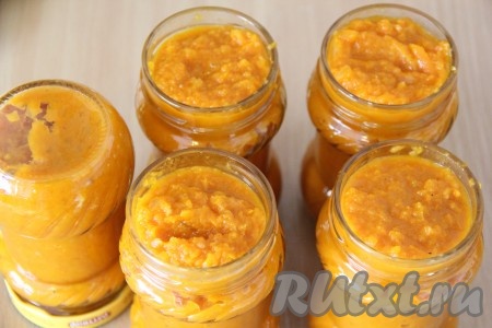 Аккуратно разложить горячую морковную икру по баночкам.