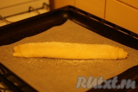 Смазать рулет маслом и посыпать сахаром.

