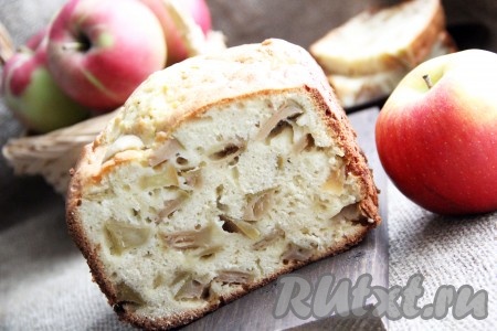 Затем аккуратно извлеките шарлотку из ведёрка хлебопечки. Вот такая красота получилась на разрезе. Вкус шарлотки из хлебопечки не уступает традиционной шарлотке, испеченной в духовке. 