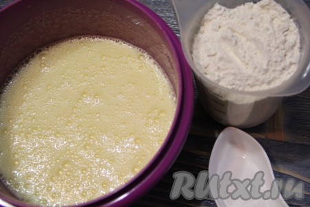 Затем всыпать сахар, ванильный сахар и влить сгущёнку. Взбивать массу на высокой скорости в течение 5 минут. Масса должна посветлеть и увеличиться в объёме.