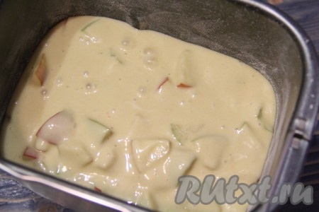 Выложить тесто с яблоками в ведёрко и поставить в хлебопечь. Выставить режим "Выпечка", время на таймере - 80 минут. 