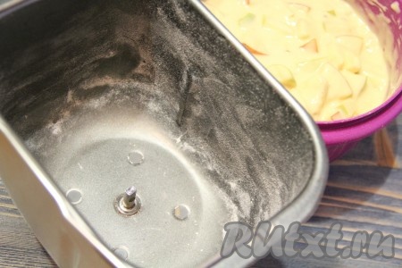 Ведёрко хлебопечки присыпать мукой и убрать лопатку для замеса.