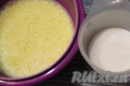 Слегка взбить яйца до пышного состояния.