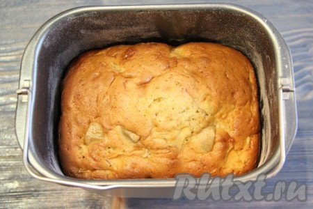 За это время шарлотка будет готова, покроется золотистой корочкой. Не торопитесь её извлекать из хлебопечки, дайте пирогу остыть в форме минимум 1 час.
