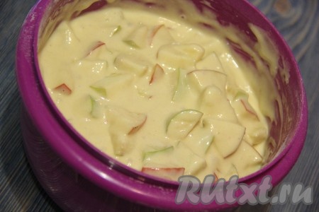 Яблоки должны полностью искупаться в тесте. Тесто получится вязкое, но однородное.