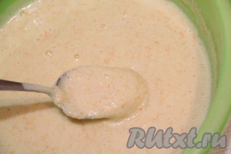 Тыквенное тесто для манника получится негустым, можно сказать, льющимся.