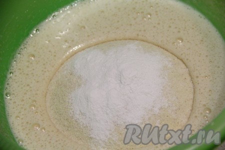 Далее всыпать манную крупу и разрыхлитель.