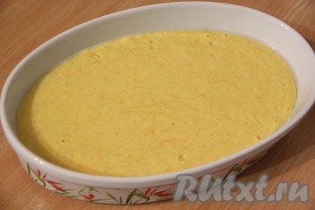  Форму для выпечки слегка смазать растительным (или сливочным) маслом. Вылить тесто в форму, разровнять.