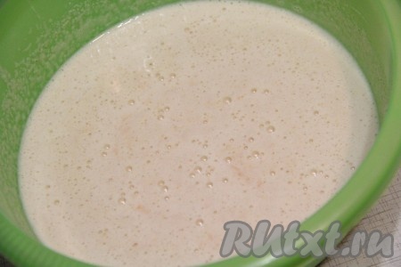 Накрыть миску с тестом пищевой плёнкой и оставить на 30 минут для набухания манки.