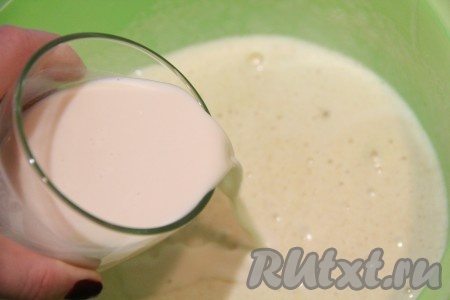 Затем влить кефир, взбить миксером до однородности.