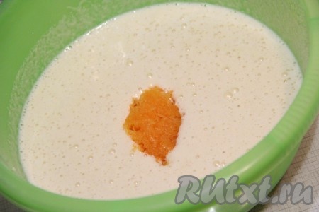 Перемешать смесь силиконовой лопаткой. Затем добавить натёртую тыкву и ещё раз перемешать.