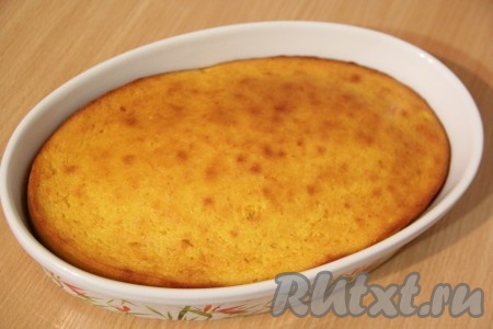 Поставить форму с тестом в разогретую духовку и выпекать тыквенный манник при температуре 180-200 градусов примерно 50 минут. Манник с тыквой должен покрыться румяной корочкой. Готовность проверить сухой зубочисткой (если зубочистка после прокола пирога останется сухой, значит манник готов).