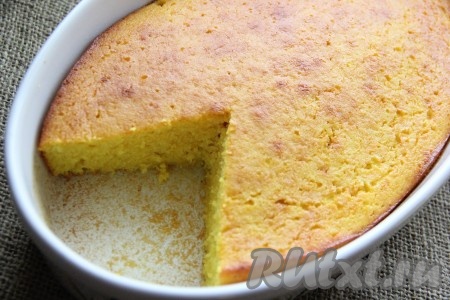 Готовый пирог достать из духовки, слегка остудить, а затем извлечь из формы. Я выпекала манник в керамической форме и в последующем не доставала его, а просто нарезала прямо в форме. Манник с тыквой, приготовленный на кефире, - прекрасная выпечка, которой стоит порадовать своих близких.