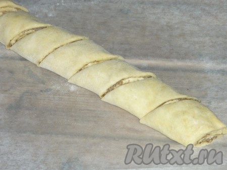 Свернуть пласт с ореховой начинкой в &nbsp;рулет. Рулет не должен быть очень толстым, иначе&nbsp;середина изделий может не пропечься. Нарезать рулет наискосок, чтобы получились порционные ромбы.&nbsp;
