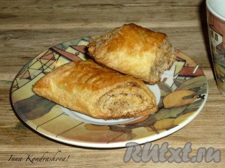 Подавать рулетики с ореховой начинкой с молоком, чаем или кофе.