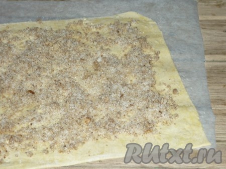 Ореховую начинку распределить по всей поверхности раскатанного теста. 