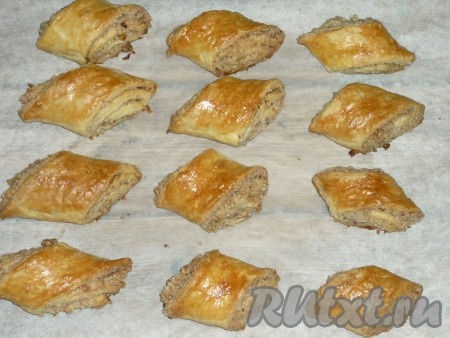 Готовые рулеты снять с противня и остудить на решетке. 