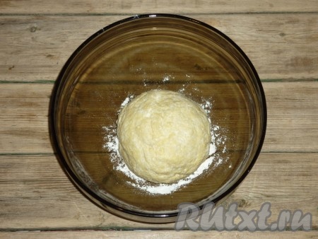 Охлаждённое сливочное масло натереть на тёрке. Добавить два яичных желтка и сметану. Перемешать ингредиенты. Разрыхлитель и щепотку соли &nbsp;всыпать в просеянную муку и перемешать. Муку частями добавить в масляную смесь. Сначала все ингредиенты &nbsp;соединятся в неоднородные комочки. Их нужно собрать в единый шар, вымешивать тесто не надо. Замотать тесто в пищевую плёнку и отправить в холодильник на 1 час.&nbsp;
