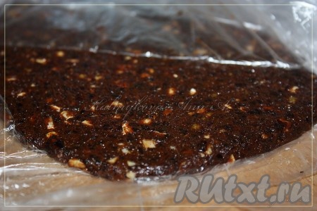 Утрамбовать полученную массу в любую форму, желательно форму застелить полиэтиленовым пакетом или пленкой. Вкусный, полезный десерт из чернослива и орехов готов. Хранить его нужно в холодильнике.