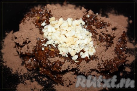 В пюре из чернослива добавить какао и орехи, тщательно перемешать.