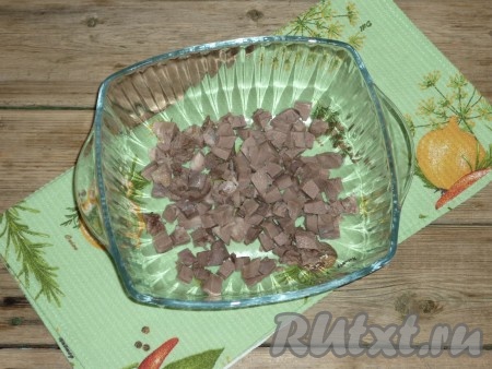 Свиной язык хорошо вымыть под проточной водой. Залить холодной водой и довести до кипения, уменьшить огонь и проварить 10-15 минут. Воду слить и снова промыть язык. Залить язык чистой водой, посолить и поставить на огонь вариться (в зависимости от размера, язык варится 1,5-2 часа). Готовый язык сразу же залить холодной водой, снять шкурку (если шкурка снимается плохо,&nbsp;значит язык еще не готов). Очищенный язык нарезать кубиками.&nbsp;
