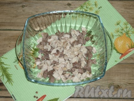 Куриную грудку отварить в подсоленной воде до готовности (грудка варится примерно 20 минут) и нарезать кубиками.&nbsp;
