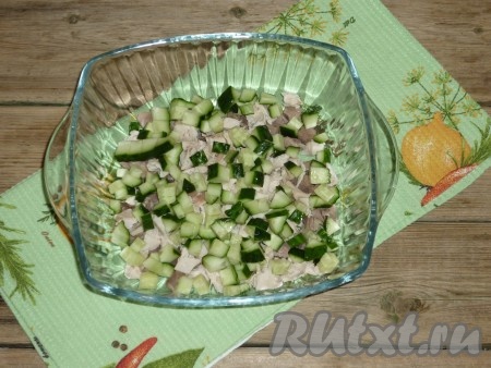 Огурцы промыть под проточной водой и нарезать. 