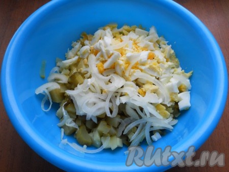 Добавить нарезанный тонкими полукольцами или перьями репчатый лук и рубленные яйца.
