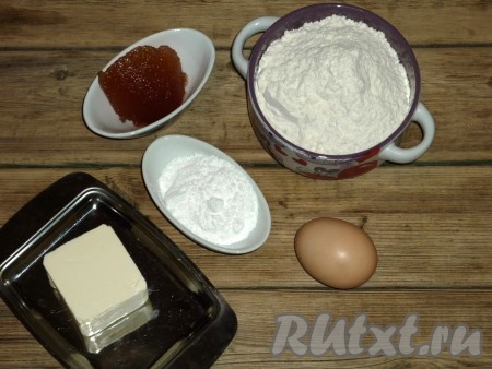 Подготовить продукты для приготовления печенья «Бакинское курабье». Сливочное масло должно быть комнатной температуры, поэтому из холодильника его нужно будет достать заранее, чтобы оно успело согреться. Яйцо разделить на желток и белок. Желток нам в этой выпечке не понадобится. Яичному белку нужно дать постоять и согреться до комнатной температуры. Для приготовления "Бакинского курабье" можно взять джем или повидло. Подойдёт и варенье, но, если варенье негустое, в него нужно будет добавить немного крахмала, чтобы оно не растекалось при выпечке.