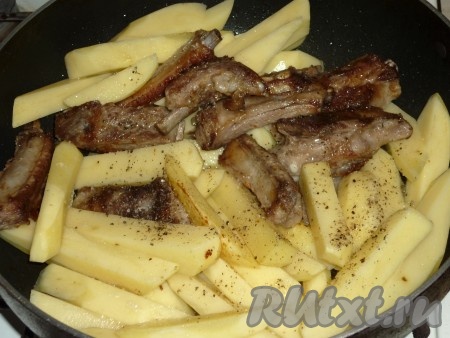 Периодически перемешивая, жарить картошку до готовности (примерно 15-20 минут). Посолить и поперчить по вкусу. Время жарки зависит от сорта картофеля, поэтому картошку нужно пробовать на вкус.