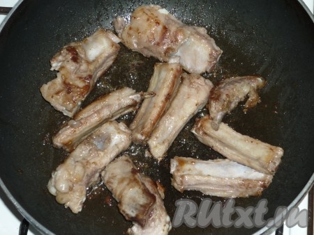 Обжарить рёбра на среднем огне до румяной корочки&nbsp;со всех сторон (ориентировочно в течение 10-15 минут).