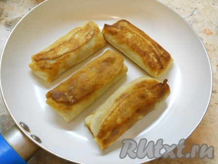 Разогреть в сковороде сливочное масло и обжарить уже готовые блинчики до румяной корочки с двух сторон.