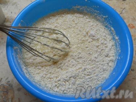 Продолжая взбивать, постепенно всыпать просеянную муку.