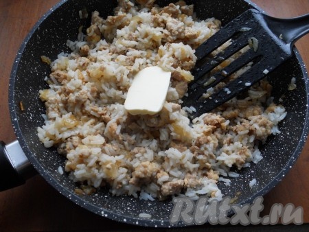 Все посолить, посыпать специями, сушеным чесноком и черным молотым перцем. Обжаривать фарш с луком до готовности (минут 5-6), постоянно помешивая. Затем в сковороду добавить отваренный рис, тщательно все перемешать и прогреть на небольшом огне минуты 3-4. В конце добавить сливочное масло, еще раз начинку для блинчиков хорошенько перемешать и выключить газ. Рис с мясом остудить.
