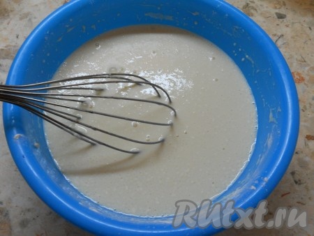 Замесить жидкое тесто на блины, влить растительное масло, перемешать. Оставить тесто при комнатной температуре на 20 минут.