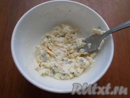Все тщательно размять вилкой до однородности.