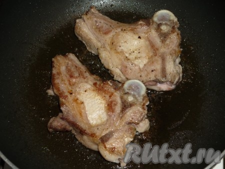 Обжарить на достаточно сильном огне с одной стороны до подрумянивания снизу (примерно 2-3 минуты), перевернуть на вторую сторону и обжаривать ещё 2-3 минуты (до подрумянивания с другой стороны). За это время мясо не успеет приготовиться, главное, чтобы на нём образовалась румяная корочка, благодаря которой в дальнейшем весь сок сохранится внутри котлеты. Доводить до готовности свиные котлеты на кости мы будем в духовке.