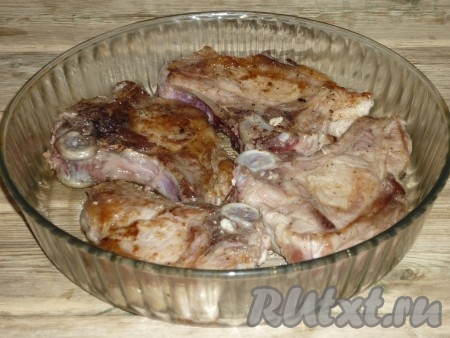 Выложить поджаренные котлеты на кости в жаропрочную форму, добавить со сковороды сок, который выделился при их обжаривании.