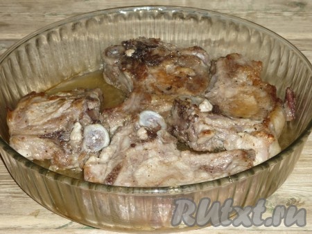 Накрыть форму фольгой и отправить в разогретую до 200 градусов духовку на 25-30 минут. Через указанное время достать мясо и проткнуть в самом толстом месте (возле косточки) ножом, если выделяется светлый сок - значит мясо готово, если алый - нужно отправить в духовку ещё на 5-10 минут.